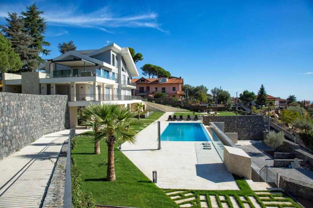 Garden, palms and pool terrace at Villa Rita Pool & Spa in Mascalucia, Sicily